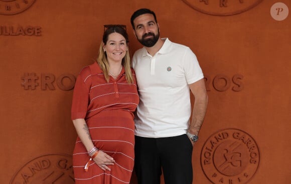 Laure (enceinte) et Matthieu (emblématique couple de la saison 5 de "Mariés au premier regard") - Célébrités dans les tribunes des Internationaux de France de tennis de Roland Garros 2024 à Paris le 8 juin 2024. © Jacovides-Moreau/Bestimage 