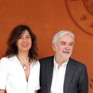 Catherine Bancarel et son mari Pascal Praud - Célébrités dans les tribunes des Internationaux de France de tennis de Roland Garros 2024 à Paris le 8 juin 2024. © Jacovides-Moreau/Bestimage 