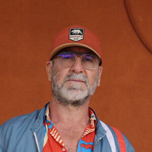 Eric Cantona - Célébrités dans les tribunes des Internationaux de France de tennis de Roland Garros 2024 à Paris le 8 juin 2024. © Jacovides-Moreau/Bestimage 