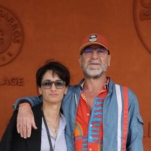 Eric Cantona et sa femme Rachida Brakni - Célébrités dans les tribunes des Internationaux de France de tennis de Roland Garros 2024 à Paris le 8 juin 2024. © Jacovides-Moreau/Bestimage 