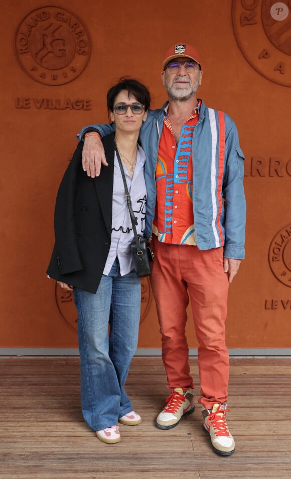 Eric Cantona et sa femme Rachida Brakni - Célébrités dans les tribunes des Internationaux de France de tennis de Roland Garros 2024 à Paris le 8 juin 2024. © Jacovides-Moreau/Bestimage 