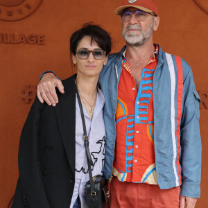 Eric Cantona et sa femme Rachida Brakni - Célébrités dans les tribunes des Internationaux de France de tennis de Roland Garros 2024 à Paris le 8 juin 2024. © Jacovides-Moreau/Bestimage 