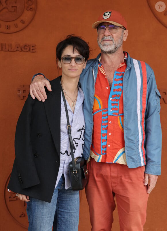 Eric Cantona et sa femme Rachida Brakni - Célébrités dans les tribunes des Internationaux de France de tennis de Roland Garros 2024 à Paris le 8 juin 2024. © Jacovides-Moreau/Bestimage 