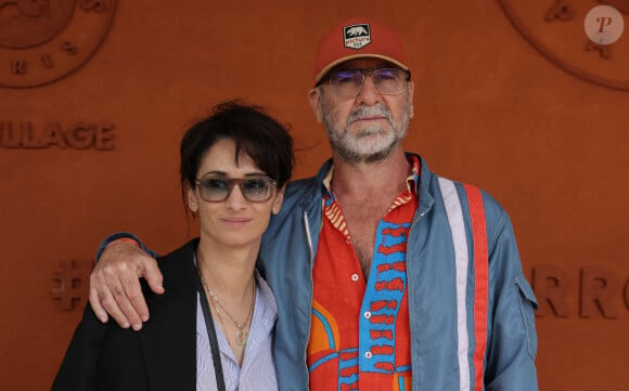 Eric Cantona et sa femme Rachida Brakni - Célébrités dans les tribunes des Internationaux de France de tennis de Roland Garros 2024 à Paris le 8 juin 2024. © Jacovides-Moreau/Bestimage 