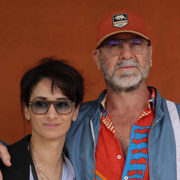 Eric Cantona et sa femme Rachida Brakni - Célébrités dans les tribunes des Internationaux de France de tennis de Roland Garros 2024 à Paris le 8 juin 2024. © Jacovides-Moreau/Bestimage 