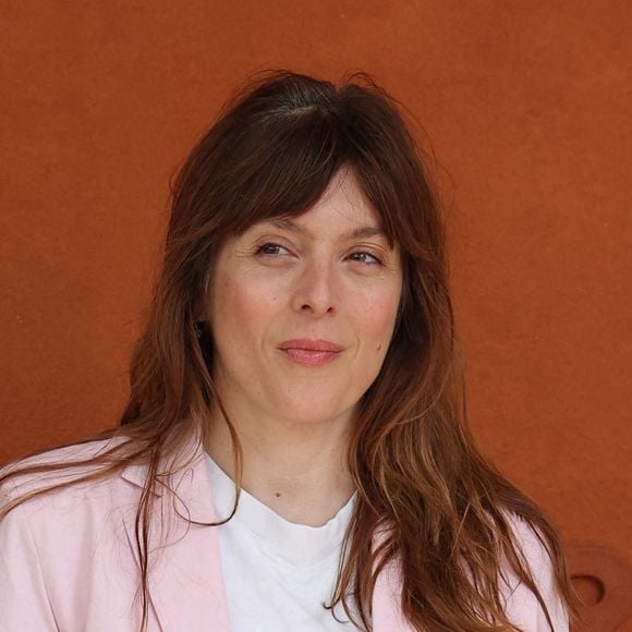 Valérie Donzelli - Célébrités dans les tribunes des Internationaux de France de tennis de Roland Garros 2024 à Paris le 8 juin 2024. © Jacovides-Moreau/Bestimage 