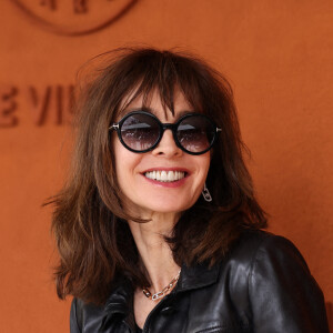 Anne Parillaud - Célébrités dans les tribunes des Internationaux de France de tennis de Roland Garros 2024 à Paris le 8 juin 2024. © Jacovides-Moreau/Bestimage 