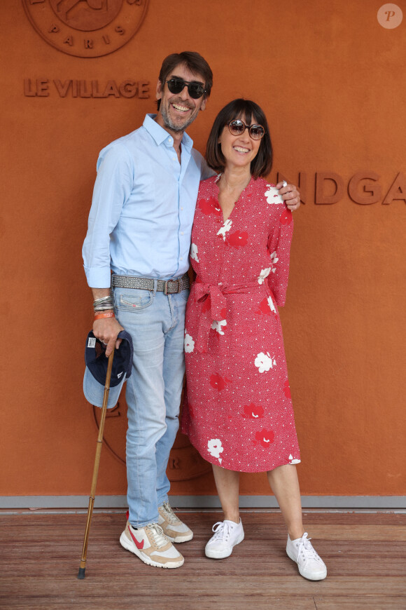 Alexia Laroche-Joubert et son compagnon Mathieu Grinberg - Célébrités dans les tribunes des Internationaux de France de tennis de Roland Garros 2024 à Paris le 8 juin 2024. © Jacovides-Moreau/Bestimage 