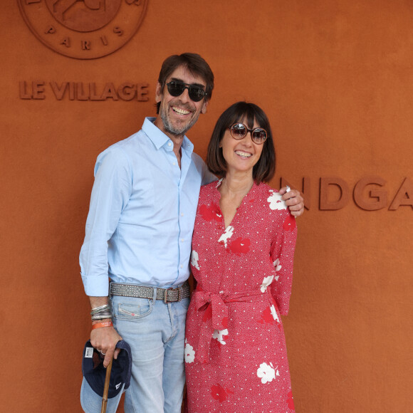 Alexia Laroche-Joubert et son compagnon Mathieu Grinberg - Célébrités dans les tribunes des Internationaux de France de tennis de Roland Garros 2024 à Paris le 8 juin 2024. © Jacovides-Moreau/Bestimage 