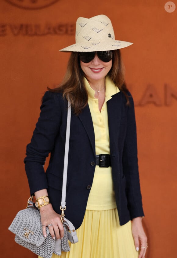 Elsa Zylberstein - Célébrités dans les tribunes des Internationaux de France de tennis de Roland Garros 2024 à Paris le 8 juin 2024. © Jacovides-Moreau/Bestimage 