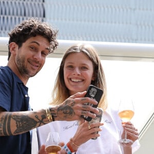 Constance Jablonski et son mari Matthias Dandois - Célébrités dans les tribunes des Internationaux de France de tennis de Roland Garros 2024 à Paris le 8 juin 2024. © Jacovides-Moreau/Bestimage 