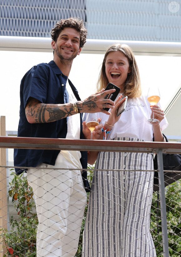 Constance Jablonski et son mari Matthias Dandois - Célébrités dans les tribunes des Internationaux de France de tennis de Roland Garros 2024 à Paris le 8 juin 2024. © Jacovides-Moreau/Bestimage 