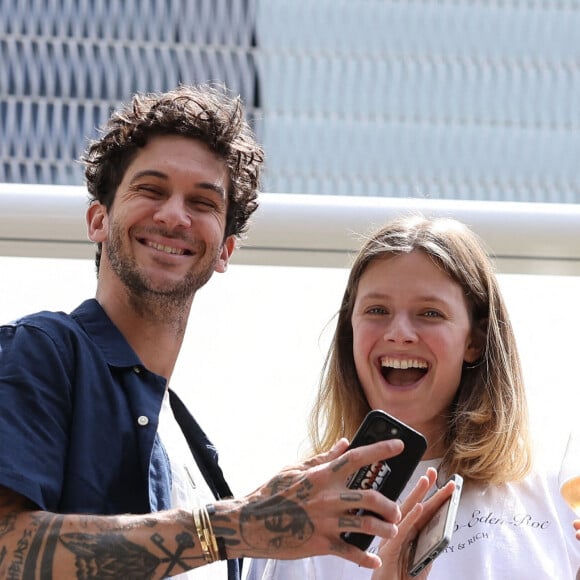 Constance Jablonski et son mari Matthias Dandois - Célébrités dans les tribunes des Internationaux de France de tennis de Roland Garros 2024 à Paris le 8 juin 2024. © Jacovides-Moreau/Bestimage 