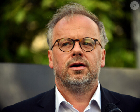 Christophe Deloire, secrétaire général de Reporters sans frontières lors de la manifestation tenant un livret de chansons en hommage à Frédéric Leclerc-Imhoff. Karim Ait Adjedjou/ABACAPRESS.COM