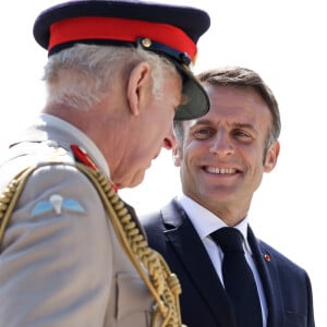 Notamment pour une cérémonie en France lors du 80e anniversaire du débarquement.
Le président français, Emmanuel Macron et le roi Charles III d'Angleterre accompagné de la première dame, Brigitte Macron et la Camilla Parker Bowles, reine consort d'Angleterre lors de la cérémonie franco-britannique au mémorial de Ver-sur-mer, lors du 80e anniversaire du débarquement, le 6 juin 2024. © Stéphane Lemouton/Bestimage 