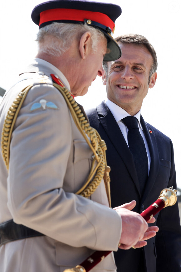 Notamment pour une cérémonie en France lors du 80e anniversaire du débarquement.
Le président français, Emmanuel Macron et le roi Charles III d'Angleterre accompagné de la première dame, Brigitte Macron et la Camilla Parker Bowles, reine consort d'Angleterre lors de la cérémonie franco-britannique au mémorial de Ver-sur-mer, lors du 80e anniversaire du débarquement, le 6 juin 2024. © Stéphane Lemouton/Bestimage 