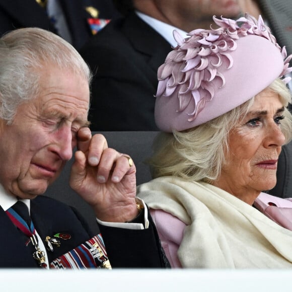 Mais le monarque n'en fait qu'à sa tête, comme l'a récemment expliqué la reine.
Le roi Charles III d'Angleterre et la reine consort Camilla Parker Bowles - La famille royale d'Angleterre lors des commémorations du 80ème anniversaire du débarquement (D-Day) à Portsmouth. Le 5 juin 2024 © Dylan Martinez / Pool / Bestimage 