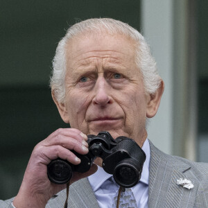 Il est pourtant censé se ménager. 
Le roi Charles III d'Angleterre au Lady Day du premier jour du Derby d'Epsom à Epsom Downs, Royaume Uni, le 31 mai 2024. © GoffPhotos/Bestimage