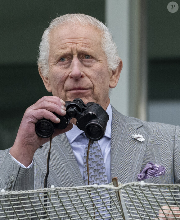 Il est pourtant censé se ménager. 
Le roi Charles III d'Angleterre au Lady Day du premier jour du Derby d'Epsom à Epsom Downs, Royaume Uni, le 31 mai 2024. © GoffPhotos/Bestimage