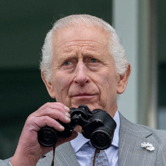 Il est pourtant censé se ménager. 
Le roi Charles III d'Angleterre au Lady Day du premier jour du Derby d'Epsom à Epsom Downs, Royaume Uni, le 31 mai 2024. © GoffPhotos/Bestimage