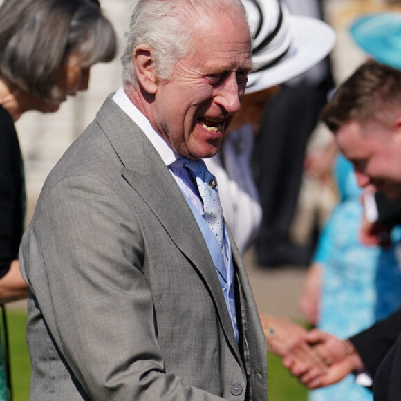 Le roi Charles III d'Angleterre et Camilla Parker Bowles, reine consort d'Angleterre, reçoivent des invités lors d'une Garden Party à Buckingham Palace à Londres, le 8 mai 2024.