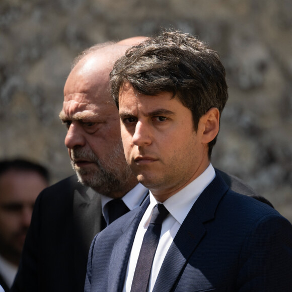 Gabriel Attal, Premier ministre et Éric Dupond-Moretti, garde des Sceaux, ministre de la Justice lors de l'hommage national au capitaine de prison Fabrice Moello et au superviseur Arnaud Garcia à l'ancienne prison de Caen, France, le 22 mai 2024. © Eliot Blondet/Pool/Bestimage