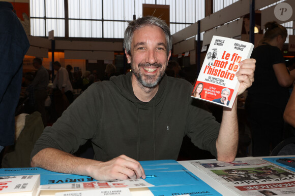 Guillaume Meurice lors de la 41ème Foire du Livre de Brive dans La Halle Brassens, à Brive-la-Gaillarde, France, le 11 novembre 2023. © Jean-Marc-Lhomer/Bestimage