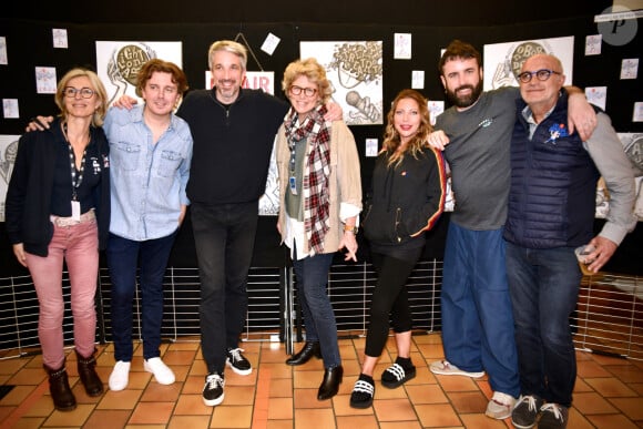 Les Organisateurs du Festival Catherine Bretel et Serge Bretel autour de (G-D) Alex Vizorek, Guillaume Meurice, l'Artiste plasticienne Val D'Off, Doully et Aymeric Lompret - 24ème édition des ANDAIN'RIES, Festival d'humour de Bagnoles de l'Orne en Normandie, France, le 10 Avril 2024. © Bertrand Rindoff / Bestimage