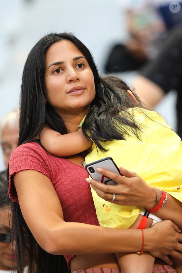 Marrion Areola (femme du gardien A.Areola) et sa fille Aymma-Lyse dans les tribunes lors de la Ligue des nations opposant la France aux Pays-Bas, au Stade de France, à Saint-Denis, Seine Saint-Denis, France, le 9 septembre 2018. La France a gagné 2-1. © Cyril Moreau/Bestimage 