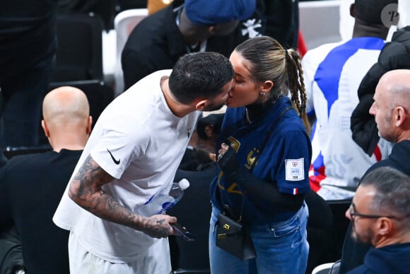 Theo Hernandez (France) embrasse sa femme Zoe Cristofoli pendant le match de quart de finale de la Coupe du Monde de la FIFA 2022 entre la France et l'Angleterre au stade Al Bayt, le 10 décembre 2022 à Al Khor, au Qatar. Photo par Anthony Dibon/Icon Sport/ABACAPRESS.COM