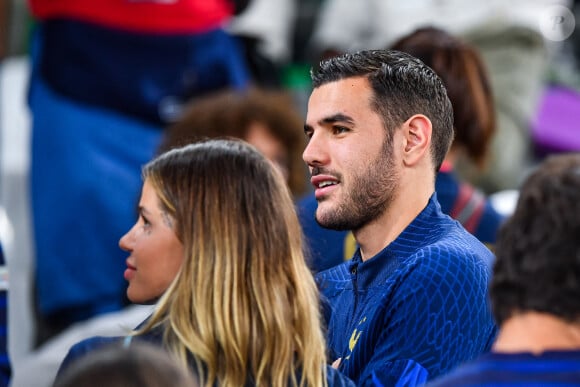 Theo Hernandez (France) et sa femme Zoe Cristofoli lors du match du Groupe D de la Coupe du Monde de la FIFA, Qatar 2022 entre la Tunisie et la France au Stade Education City le 30 novembre 2022 à Doha, Qatar. (Photo par Baptiste Fernandez/Icon Sport/ABACAPRESS.COM)