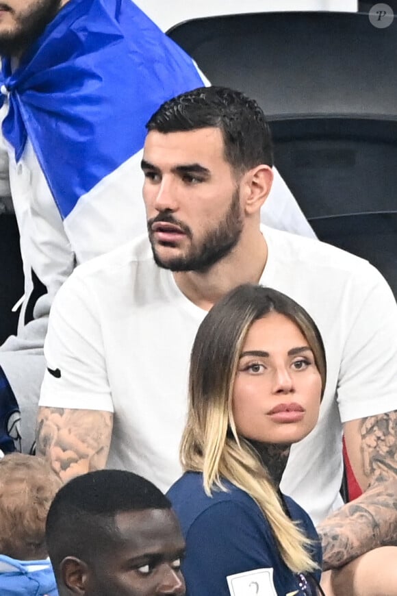 Theo Hernandez et sa compagne Zoe Cristofoli - People et joueurs en famille dans les tribunes lors du match de demi-finale "France - Maroc" lors de la Coupe du Monde 2022 au Qatar (FIFA World Cup Qatar 2022) le 14 décembre 2022. © Philippe Perusseau / Bestimage 