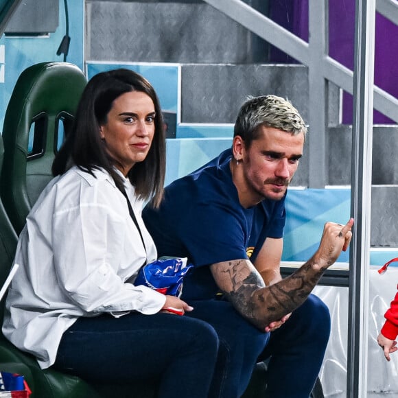 Antoine Griezmann (France) avec sa femme Erika Choperena et leurs enfants après le match du Groupe D de la Coupe du Monde de la FIFA, Qatar 2022 entre la Tunisie et la France au Stade Education City le 30 novembre 2022 à Doha, Qatar. (Photo par Baptiste Fernandez/Icon Sport/ABACAPRESS.COM)