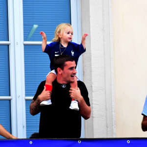 Antoine avec sa femme Erika Choperena et sa fille Mia - Antoine Griezmann venu remercier les supporters de sa ville natale de Mâcon, suite à la victoire de la coupe du monde de football 2018 le 20 juiilet 2018 © Romain Doucelin / Bestimage  