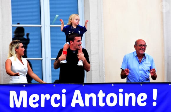 Antoine avec sa femme Erika Choperena et sa fille Mia - Antoine Griezmann venu remercier les supporters de sa ville natale de Mâcon, suite à la victoire de la coupe du monde de football 2018 le 20 juiilet 2018 © Romain Doucelin / Bestimage  