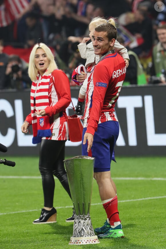 Antoine Griezmann, sa femme Erika Choperena et leur fille Mia avec la coupe de la Ligue Europa après la finale de la Ligue Europa, l'Olympique de Marseille contre l'Atlético de Madrid au stade Groupama à Decines-Charpieu banlieue de Lyon, France, le 16 mai 2018. L'Atlético de Madrid a gagné 3-0. © Cyril Moreau/Bestimage