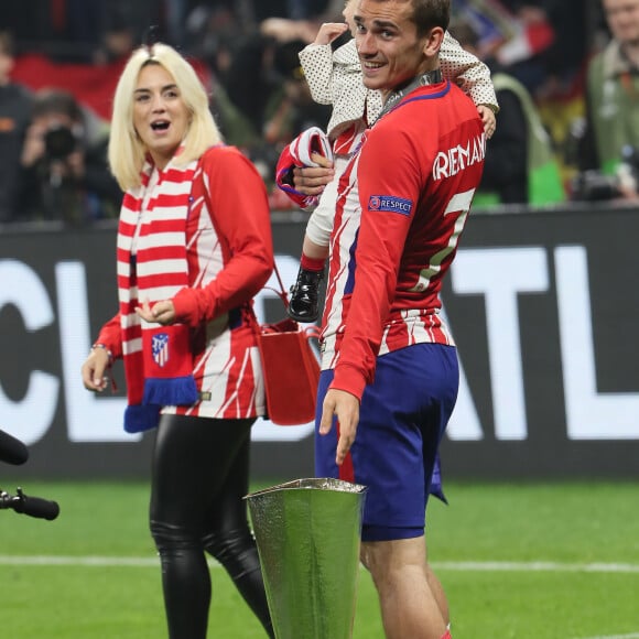 Antoine Griezmann, sa femme Erika Choperena et leur fille Mia avec la coupe de la Ligue Europa après la finale de la Ligue Europa, l'Olympique de Marseille contre l'Atlético de Madrid au stade Groupama à Decines-Charpieu banlieue de Lyon, France, le 16 mai 2018. L'Atlético de Madrid a gagné 3-0. © Cyril Moreau/Bestimage