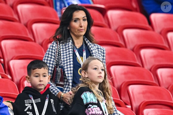 Jennifer Giroud, avec leur enfant dans les tribunes avant le match de quart de finale de la Coupe du Monde de la FIFA, Qatar 2022, entre l'Angleterre et la France au stade Al Bayt, le 10 décembre 2022 à Al Khor, au Qatar. (Photo par Baptiste Fernandez/Icon Sport/ABACAPRESS.COM)