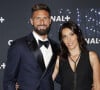 Le vétéran des Bleus Olivier Giroud s'apprête à vivre ce qui sera sans doute son dernier Euro et pourra compter, comme toujours, sur le soutien de Jennifer.
Olivier Giroud et sa femme Jennifer - Avant-première du documentaire "Giroud" à l'Elysée Biarritz à Paris