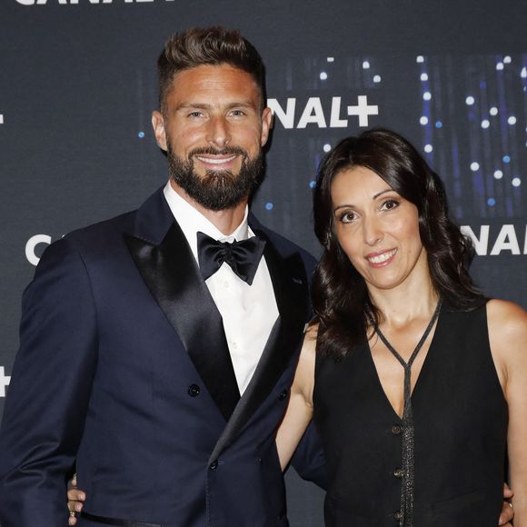 Le vétéran des Bleus Olivier Giroud s'apprête à vivre ce qui sera sans doute son dernier Euro et pourra compter, comme toujours, sur le soutien de Jennifer.
Olivier Giroud et sa femme Jennifer - Avant-première du documentaire "Giroud" à l'Elysée Biarritz à Paris