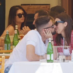 L'international français et attaquant de l'AC Milan Oliver Giroud et sa femme Jennifer déjeunent au restaurant Gemelli à Portofino, Italie, le 6 juin 2023. 