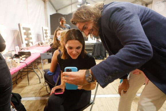 Exclusif - Alice Detollenaere et Camille Lacourt, parents heureux, profitent de leur lenfant lors d'un appel Facetime - Backstage du défilé des 30 ans de l'Association "Ruban rose" à l'occasion d'octobre rose 2022 la campagne du mois de sensibilisation au cancer du sein en marge de la Fashion Week De Paris (PFW), au Trocadéro à Paris, France, le 1 octobre 2022.  © Christophe Clovis/Bestimage 