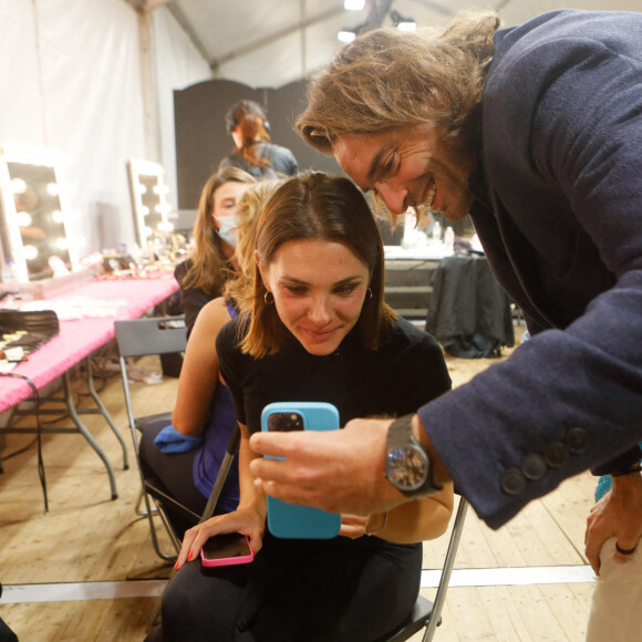 Exclusif - Alice Detollenaere et Camille Lacourt, parents heureux, profitent de leur lenfant lors d'un appel Facetime - Backstage du défilé des 30 ans de l'Association "Ruban rose" à l'occasion d'octobre rose 2022 la campagne du mois de sensibilisation au cancer du sein en marge de la Fashion Week De Paris (PFW), au Trocadéro à Paris, France, le 1 octobre 2022.  © Christophe Clovis/Bestimage 