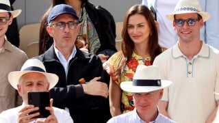 Gad Elmaleh grand-père : sa petite-fille Ely fête ses 1 an, l'adorable fillette pose avec son papa Noé et sa maman Johanna