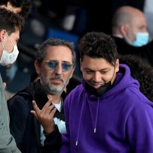 Gad Elmaleh et son fils Noé, Kev Adams et son frère Noam - People en tribunes du match de football en ligue 1 Uber Eats : Le PSG (Paris Saint-Germain) remporte la victoire 2-1 contre Lyon au Parc des Princes à Paris le 19 septembre 2021.