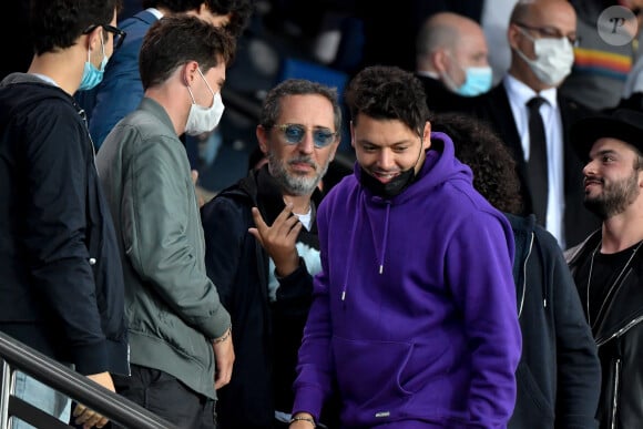 Gad Elmaleh et son fils Noé, Kev Adams et son frère Noam - People en tribunes du match de football en ligue 1 Uber Eats : Le PSG (Paris Saint-Germain) remporte la victoire 2-1 contre Lyon au Parc des Princes à Paris le 19 septembre 2021.