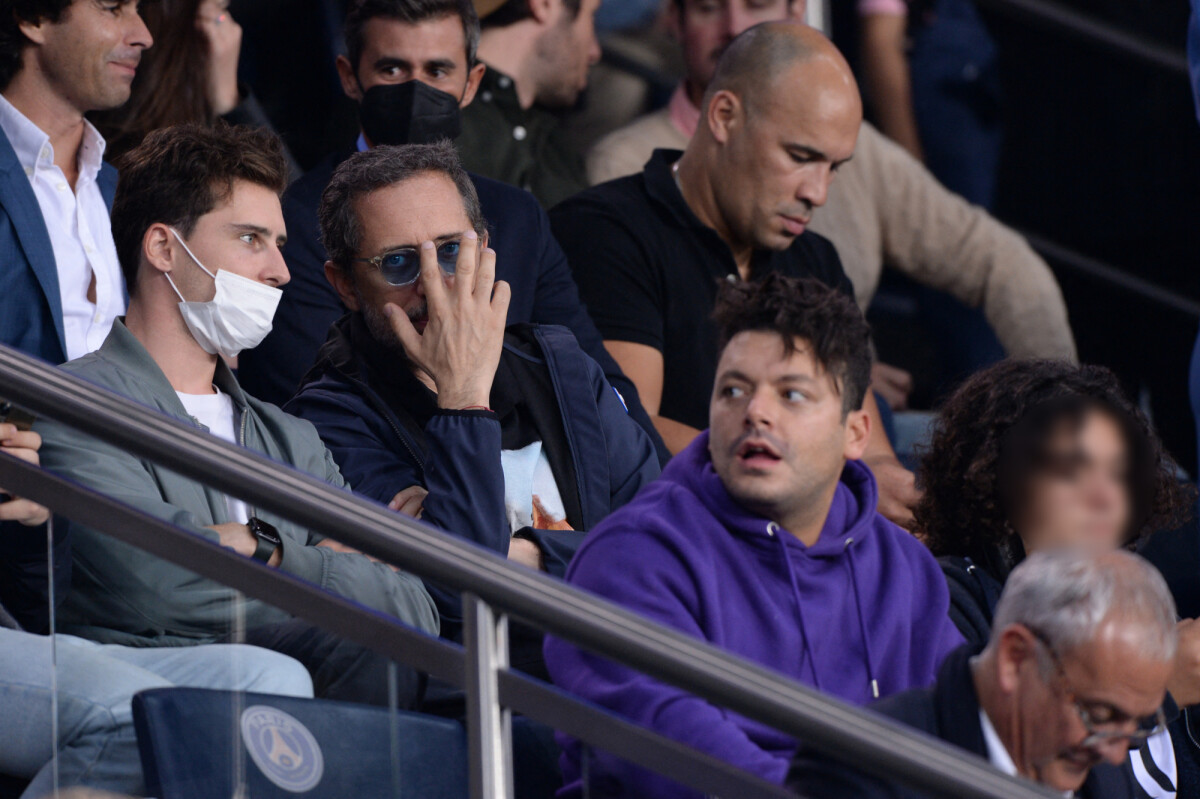 Photo : Gad Elmaleh avec son fils Noé, Kev Adams - People en tribunes