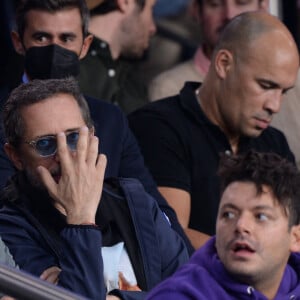 Gad Elmaleh avec son fils Noé, Kev Adams - People en tribunes du match de football en ligue 1 Uber Eats : Le PSG (Paris Saint-Germain) remporte la victoire 2-1 contre Lyon au Parc des Princes à Paris le 19 septembre 2021. 