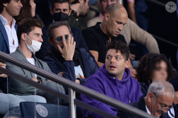 Gad Elmaleh avec son fils Noé, Kev Adams - People en tribunes du match de football en ligue 1 Uber Eats : Le PSG (Paris Saint-Germain) remporte la victoire 2-1 contre Lyon au Parc des Princes à Paris le 19 septembre 2021. 