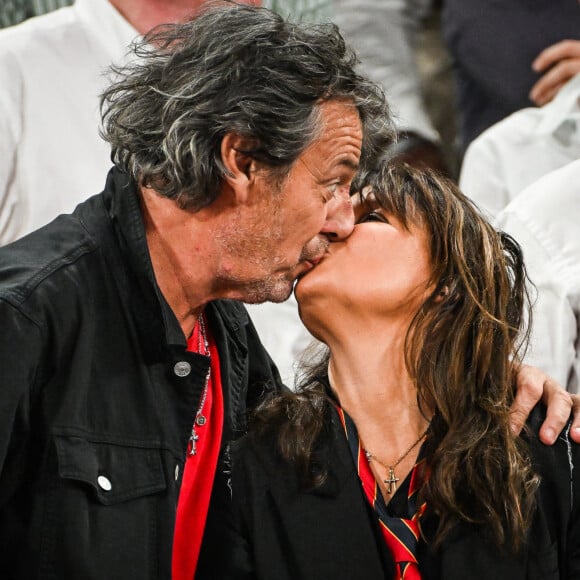 Jean-Luc Reichmann et sa femme Nathalie Lecoultre en tribunes lors de la finale de rugby Top 14 opposant le Stade Toulousain Rugby (Toulouse) au Stade Rochelais (La Rochelle) au Stade de France à Saint-Denis, Seine Saint-Denis, le 17 juin 2023. Toulouse a gagné 29-26. © Matthieu Mirville/Bestimage.